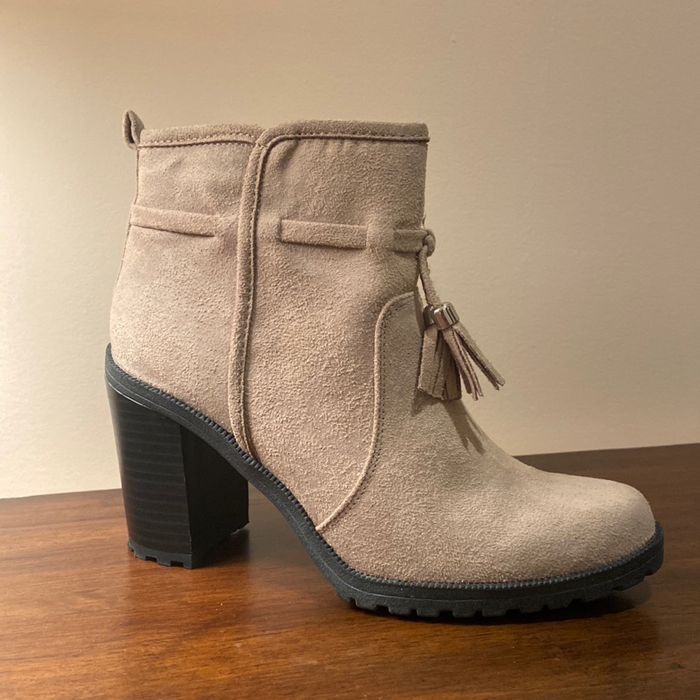 Jaclyn Smith Faux Suede Ankle Boots with Tassels 🔺 Size 6 🔺 Tan 🔺 3” heel
